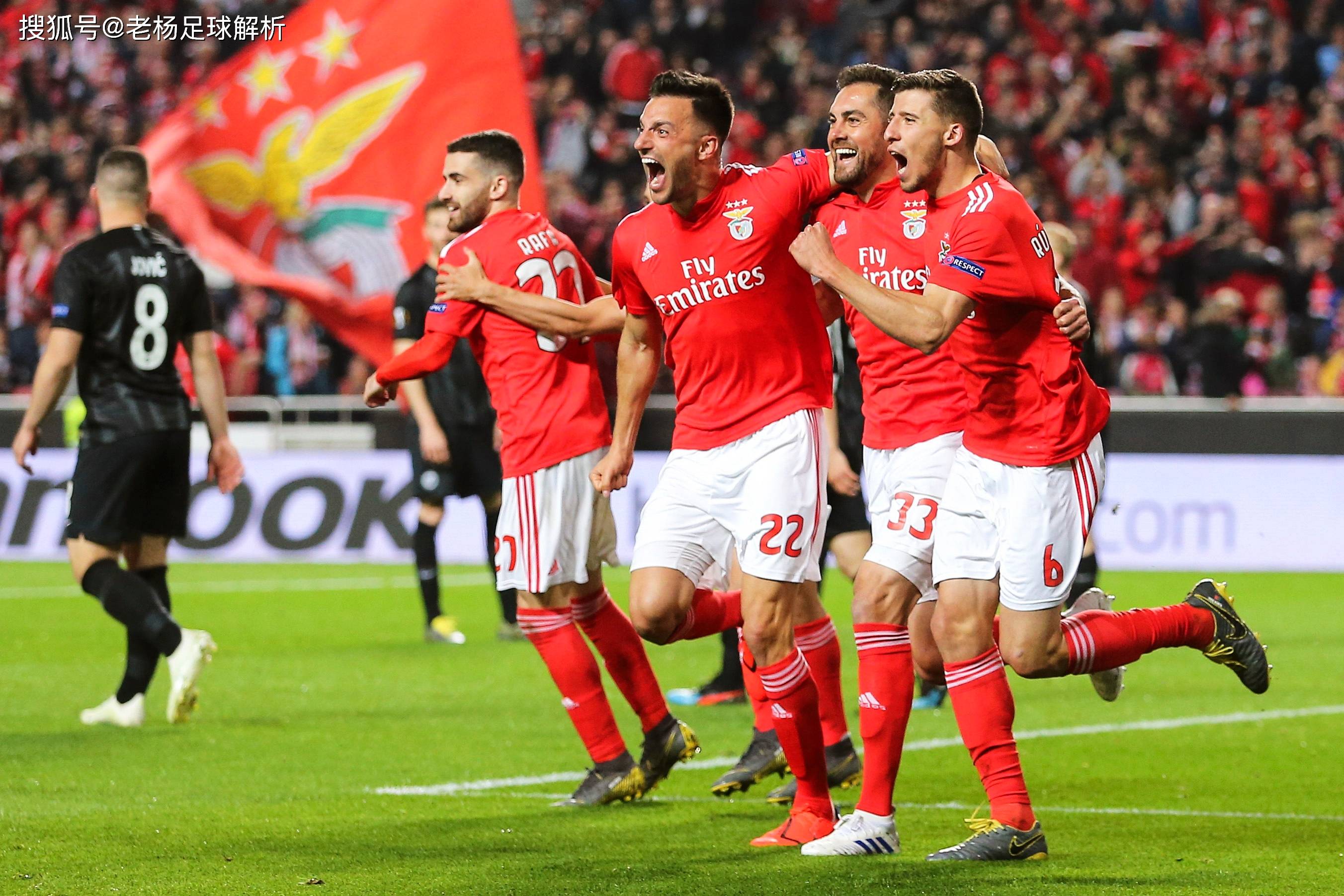 本周末足球赛事中眼前无数幸运观众